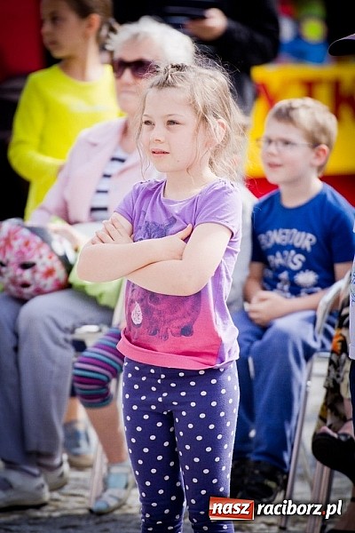 Zdjęcie w galerii na portalu naszraciborz.pl: Barwy folkloru na zamkowej scenie wiadomości z regionu