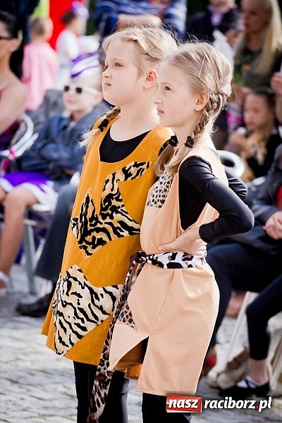 Zdjęcie w galerii na portalu naszraciborz.pl: Barwy folkloru na zamkowej scenie wiadomości z regionu