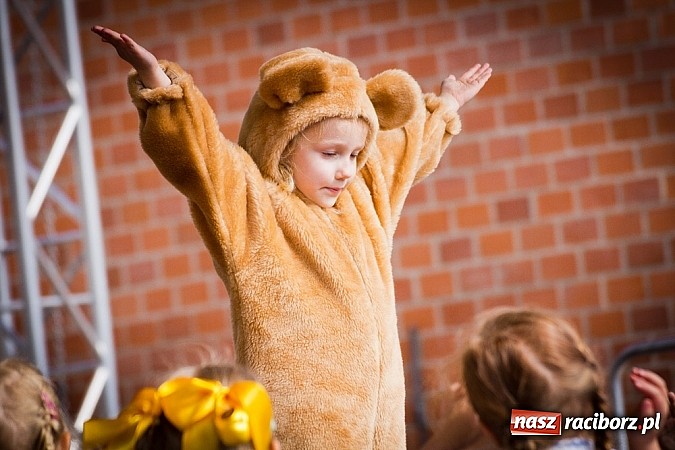Zdjęcie w galerii na portalu naszraciborz.pl: Barwy folkloru na zamkowej scenie wiadomości z regionu