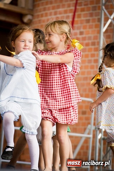 Zdjęcie w galerii na portalu naszraciborz.pl: Barwy folkloru na zamkowej scenie wiadomości z regionu