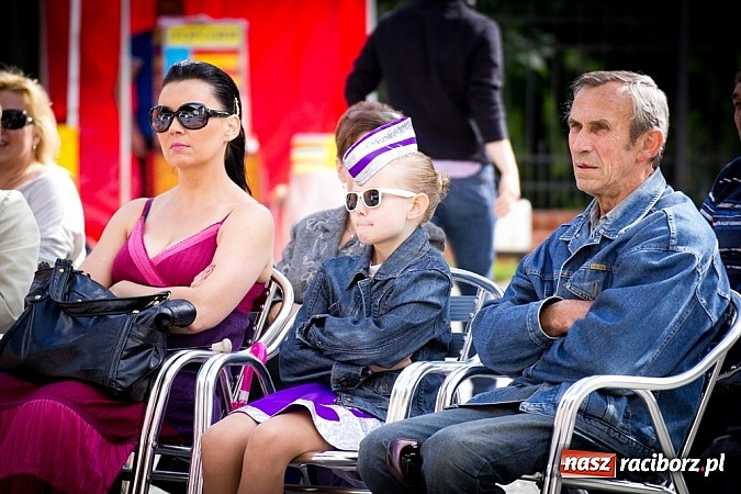 Zdjęcie w galerii na portalu naszraciborz.pl: Barwy folkloru na zamkowej scenie wiadomości z regionu