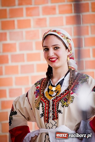 Zdjęcie w galerii na portalu naszraciborz.pl: Barwy folkloru na zamkowej scenie wiadomości z regionu