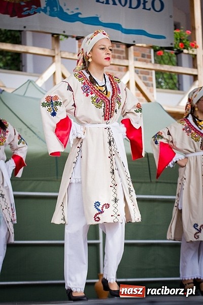 Zdjęcie w galerii na portalu naszraciborz.pl: Barwy folkloru na zamkowej scenie wiadomości z regionu