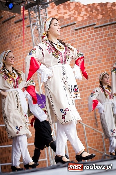 Zdjęcie w galerii na portalu naszraciborz.pl: Barwy folkloru na zamkowej scenie wiadomości z regionu