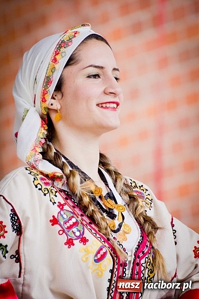 Zdjęcie w galerii na portalu naszraciborz.pl: Barwy folkloru na zamkowej scenie wiadomości z regionu