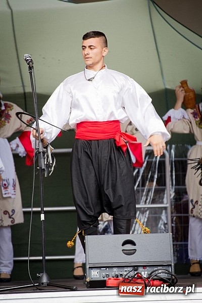 Zdjęcie w galerii na portalu naszraciborz.pl: Barwy folkloru na zamkowej scenie wiadomości z regionu