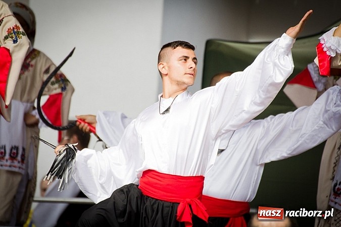 Zdjęcie w galerii na portalu naszraciborz.pl: Barwy folkloru na zamkowej scenie wiadomości z regionu
