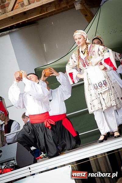 Zdjęcie w galerii na portalu naszraciborz.pl: Barwy folkloru na zamkowej scenie wiadomości z regionu