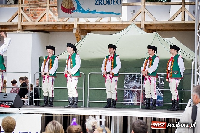 Zdjęcie w galerii na portalu naszraciborz.pl: Barwy folkloru na zamkowej scenie wiadomości z regionu