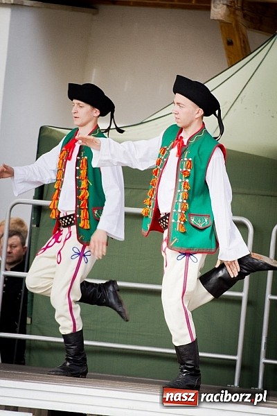 Zdjęcie w galerii na portalu naszraciborz.pl: Barwy folkloru na zamkowej scenie wiadomości z regionu