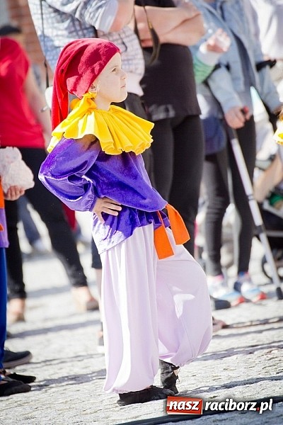 Zdjęcie w galerii na portalu naszraciborz.pl: Barwy folkloru na zamkowej scenie wiadomości z regionu