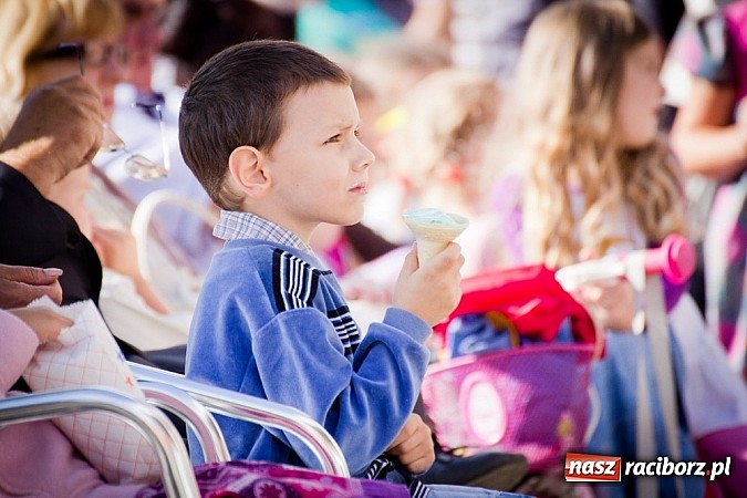 Zdjęcie w galerii na portalu naszraciborz.pl: Barwy folkloru na zamkowej scenie wiadomości z regionu