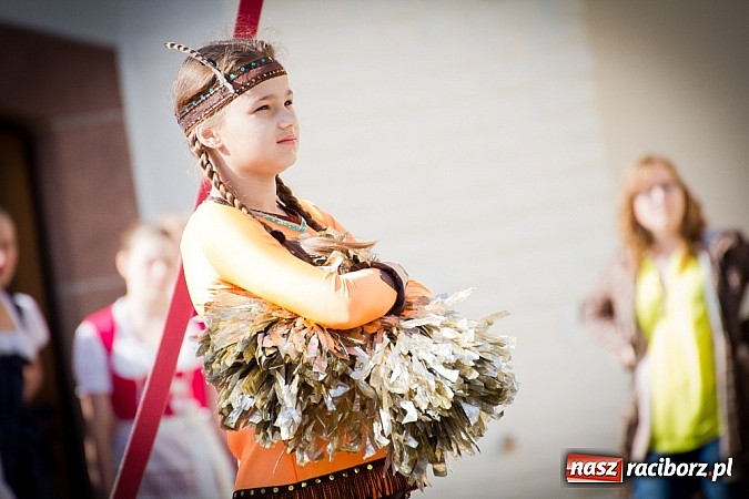 Zdjęcie w galerii na portalu naszraciborz.pl: Barwy folkloru na zamkowej scenie wiadomości z regionu