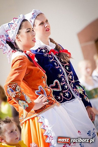 Zdjęcie w galerii na portalu naszraciborz.pl: Barwy folkloru na zamkowej scenie wiadomości z regionu