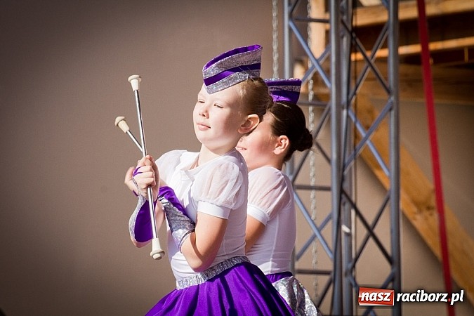 Zdjęcie w galerii na portalu naszraciborz.pl: Barwy folkloru na zamkowej scenie wiadomości z regionu