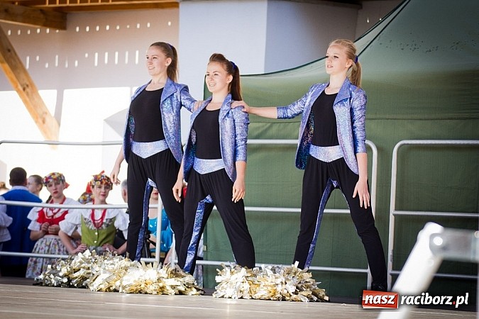 Zdjęcie w galerii na portalu naszraciborz.pl: Barwy folkloru na zamkowej scenie wiadomości z regionu