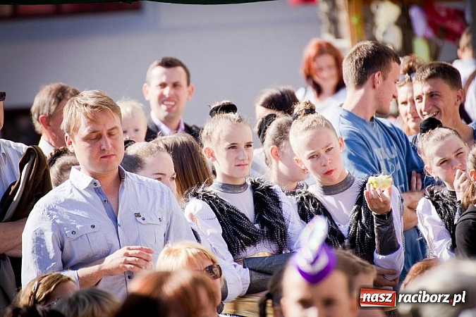 Zdjęcie w galerii na portalu naszraciborz.pl: Barwy folkloru na zamkowej scenie wiadomości z regionu
