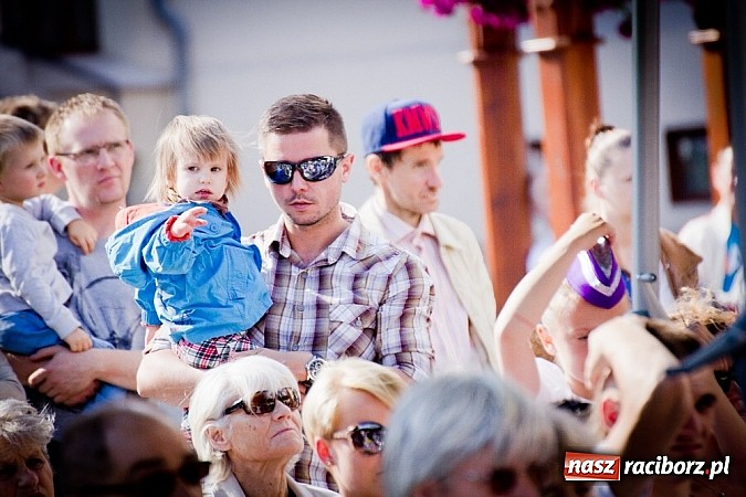 Zdjęcie w galerii na portalu naszraciborz.pl: Barwy folkloru na zamkowej scenie wiadomości z regionu