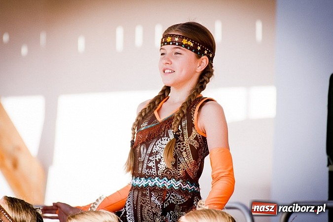Zdjęcie w galerii na portalu naszraciborz.pl: Barwy folkloru na zamkowej scenie wiadomości z regionu