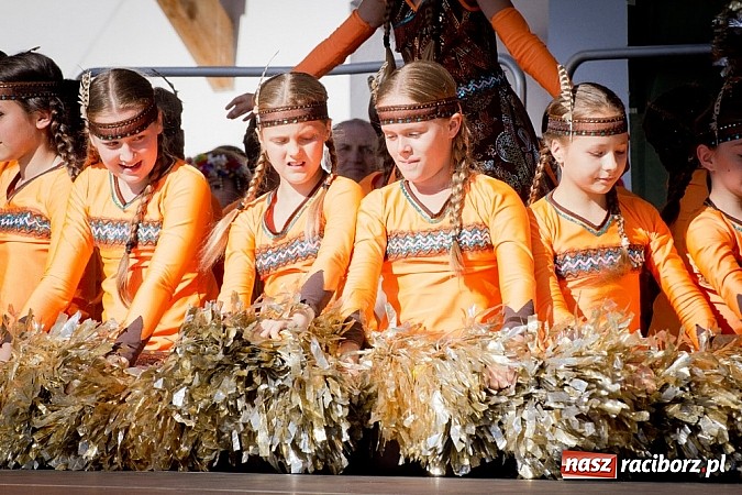 Zdjęcie w galerii na portalu naszraciborz.pl: Barwy folkloru na zamkowej scenie wiadomości z regionu