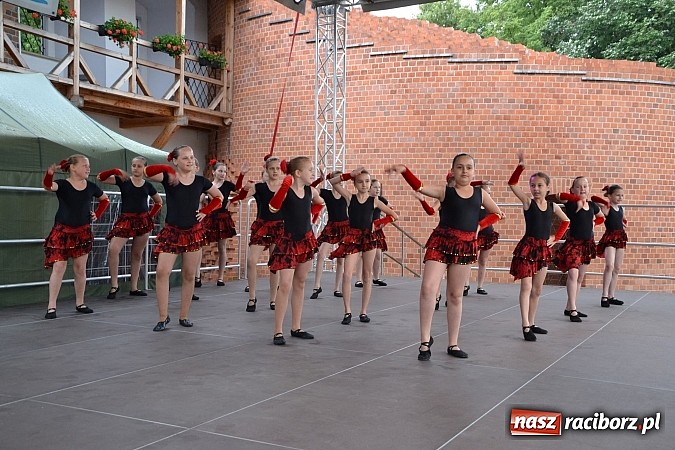 Zdjęcie w galerii na portalu naszraciborz.pl: Barwy folkloru na zamkowej scenie wiadomości z regionu
