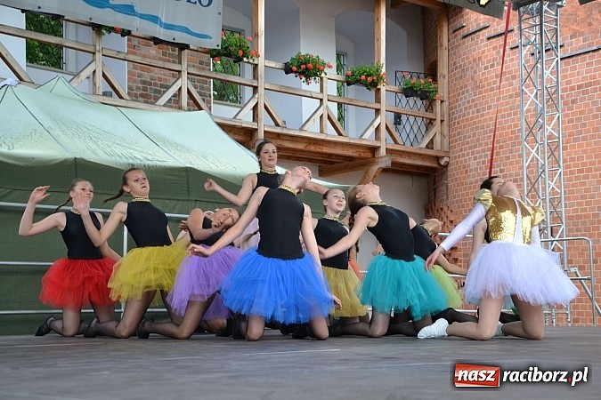 Zdjęcie w galerii na portalu naszraciborz.pl: Barwy folkloru na zamkowej scenie wiadomości z regionu