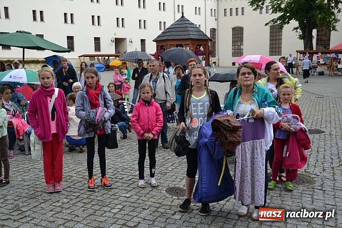 Zdjęcie w galerii na portalu naszraciborz.pl: Barwy folkloru na zamkowej scenie wiadomości z regionu