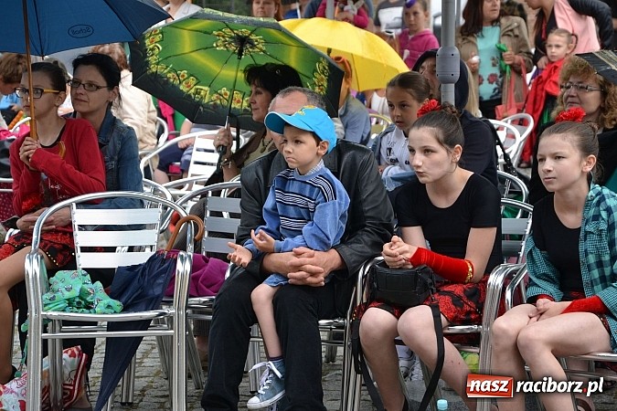 Zdjęcie w galerii na portalu naszraciborz.pl: Barwy folkloru na zamkowej scenie wiadomości z regionu