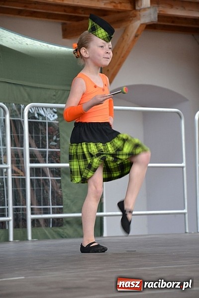 Zdjęcie w galerii na portalu naszraciborz.pl: Barwy folkloru na zamkowej scenie wiadomości z regionu