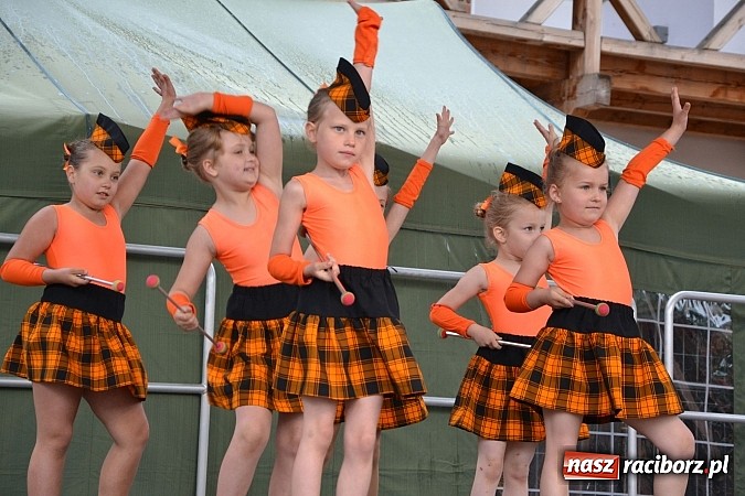 Zdjęcie w galerii na portalu naszraciborz.pl: Barwy folkloru na zamkowej scenie wiadomości z regionu