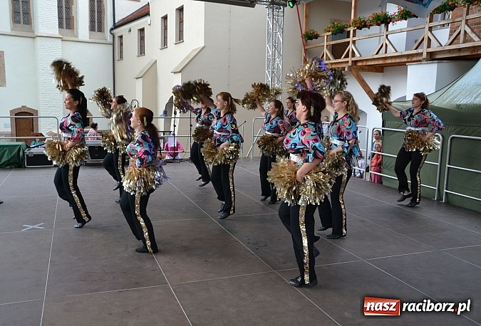 Zdjęcie w galerii na portalu naszraciborz.pl: Barwy folkloru na zamkowej scenie wiadomości z regionu