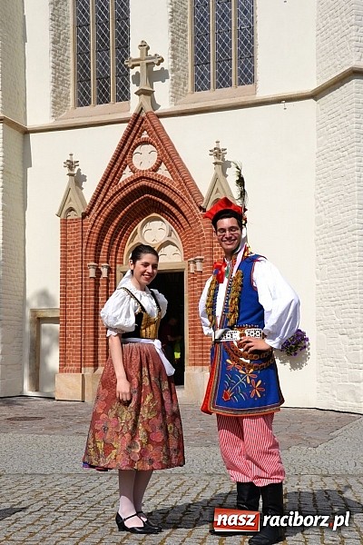 Zdjęcie w galerii na portalu naszraciborz.pl: Barwy folkloru na zamkowej scenie wiadomości z regionu