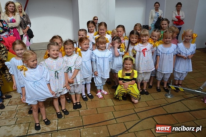 Zdjęcie w galerii na portalu naszraciborz.pl: Barwy folkloru na zamkowej scenie wiadomości z regionu