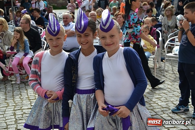 Zdjęcie w galerii na portalu naszraciborz.pl: Barwy folkloru na zamkowej scenie wiadomości z regionu