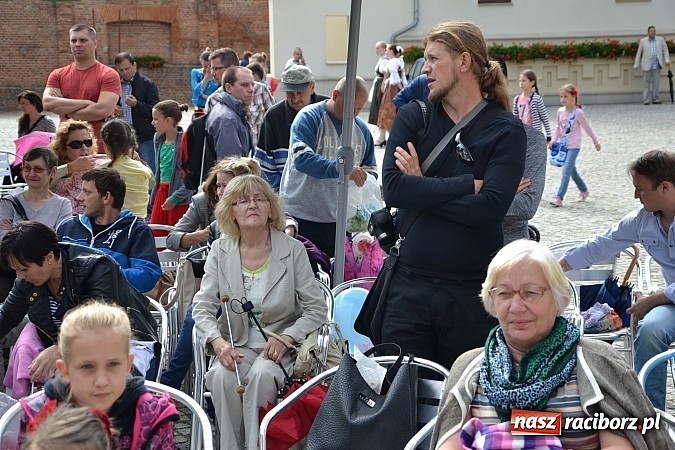 Zdjęcie w galerii na portalu naszraciborz.pl: Barwy folkloru na zamkowej scenie wiadomości z regionu