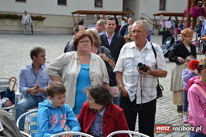 Zdjęcie w galerii na portalu naszraciborz.pl: Barwy folkloru na zamkowej scenie wiadomości z regionu