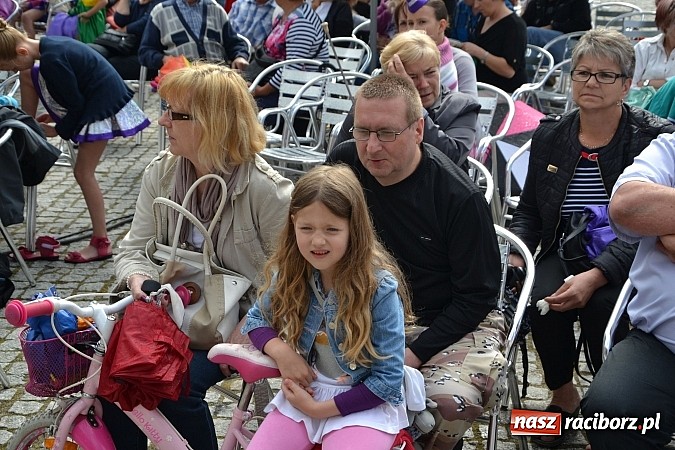 Zdjęcie w galerii na portalu naszraciborz.pl: Barwy folkloru na zamkowej scenie wiadomości z regionu