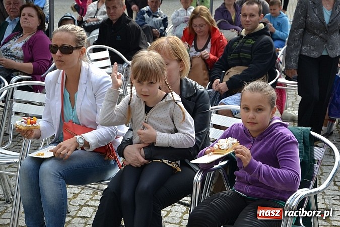 Zdjęcie w galerii na portalu naszraciborz.pl: Barwy folkloru na zamkowej scenie wiadomości z regionu