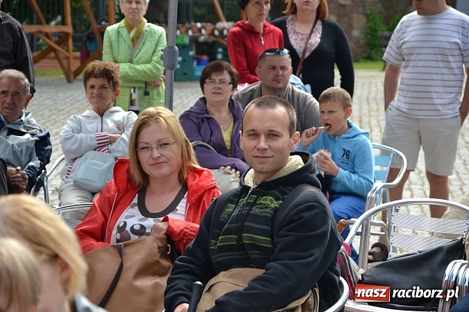 Zdjęcie w galerii na portalu naszraciborz.pl: Barwy folkloru na zamkowej scenie wiadomości z regionu