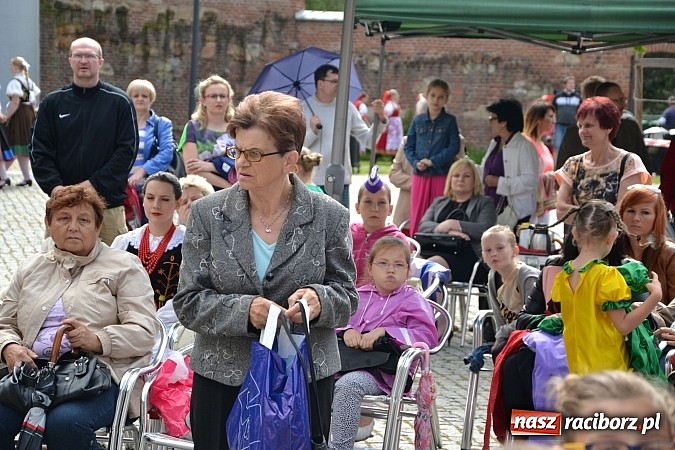 Zdjęcie w galerii na portalu naszraciborz.pl: Barwy folkloru na zamkowej scenie wiadomości z regionu