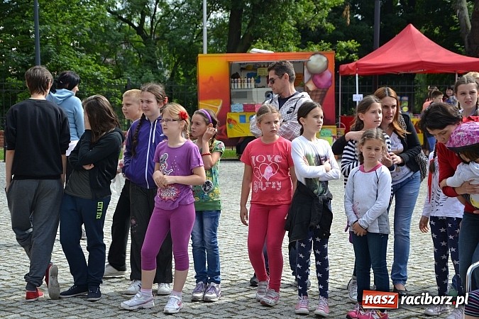 Zdjęcie w galerii na portalu naszraciborz.pl: Barwy folkloru na zamkowej scenie wiadomości z regionu