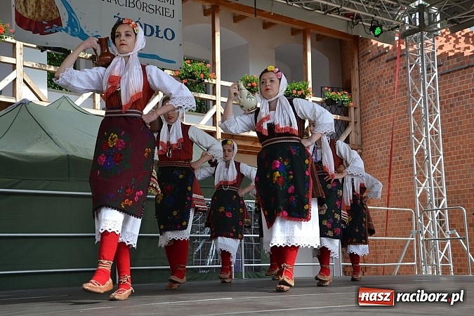 Zdjęcie w galerii na portalu naszraciborz.pl: Barwy folkloru na zamkowej scenie wiadomości z regionu