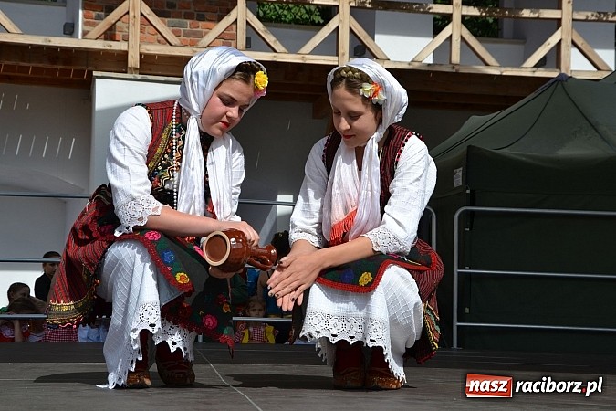 Zdjęcie w galerii na portalu naszraciborz.pl: Barwy folkloru na zamkowej scenie wiadomości z regionu