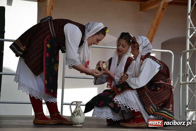 Zdjęcie w galerii na portalu naszraciborz.pl: Barwy folkloru na zamkowej scenie wiadomości z regionu