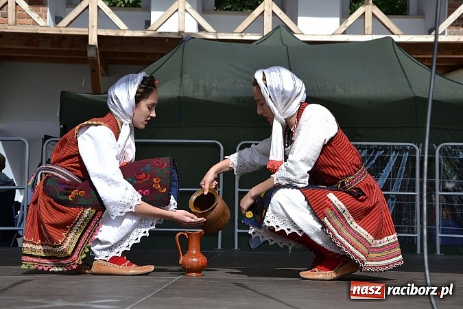 Zdjęcie w galerii na portalu naszraciborz.pl: Barwy folkloru na zamkowej scenie wiadomości z regionu