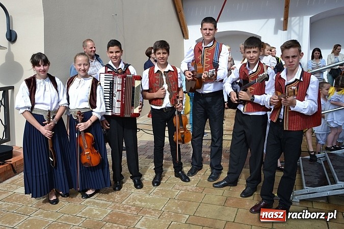 Zdjęcie w galerii na portalu naszraciborz.pl: Barwy folkloru na zamkowej scenie wiadomości z regionu