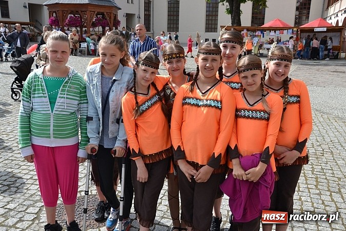 Zdjęcie w galerii na portalu naszraciborz.pl: Barwy folkloru na zamkowej scenie wiadomości z regionu