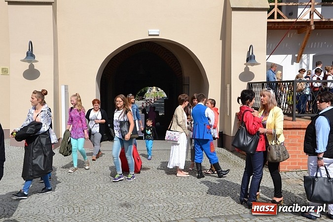 Zdjęcie w galerii na portalu naszraciborz.pl: Barwy folkloru na zamkowej scenie wiadomości z regionu
