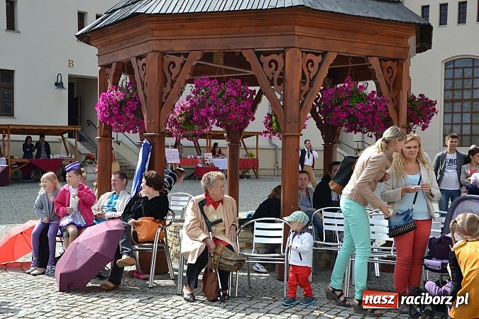 Zdjęcie w galerii na portalu naszraciborz.pl: Barwy folkloru na zamkowej scenie wiadomości z regionu