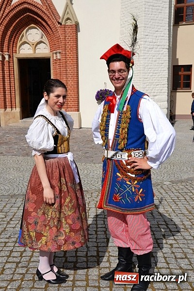 Zdjęcie w galerii na portalu naszraciborz.pl: Barwy folkloru na zamkowej scenie wiadomości z regionu